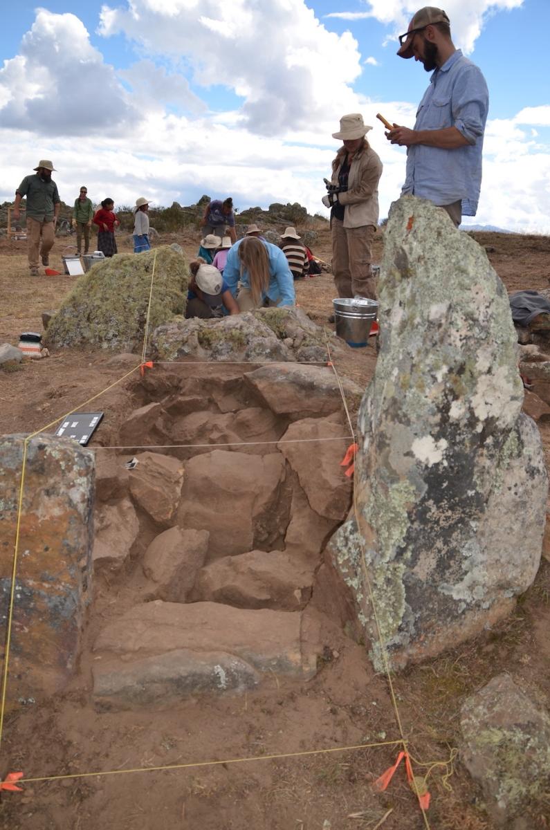 主要研究 anthropology researcher 亚历克斯Garcia-Putnam oversees an excavation in the Andes